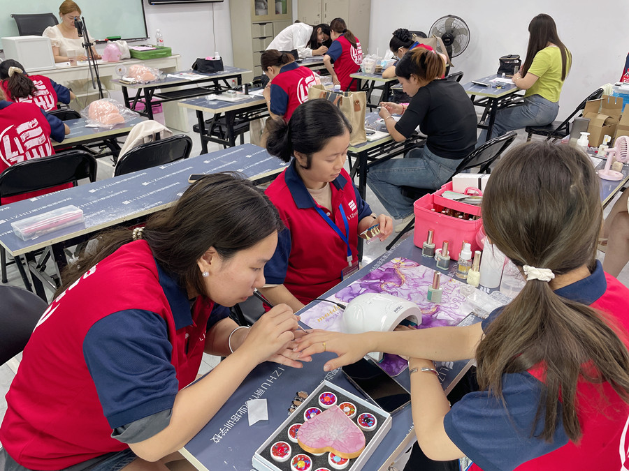 又快又好涂指甲油的技巧，廣西培訓(xùn)美甲基礎(chǔ)教程