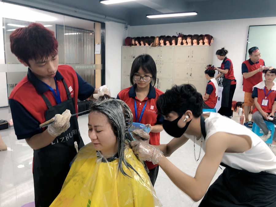 如何向顧客推薦合適的發(fā)色？南寧燙染造型學(xué)校分享