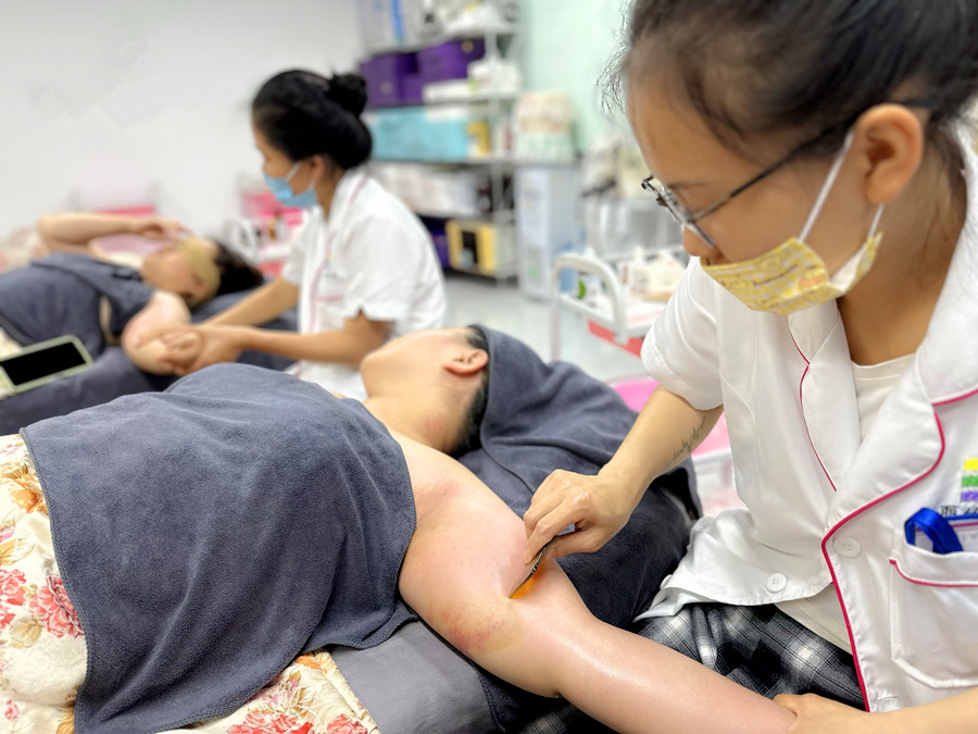 南寧美容美體專業(yè)正規(guī)學(xué)校：刮痧注意事項