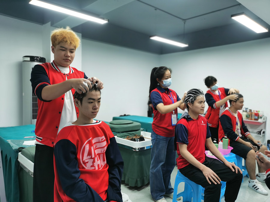 廣西學(xué)洗頭：這么洗頭才干凈