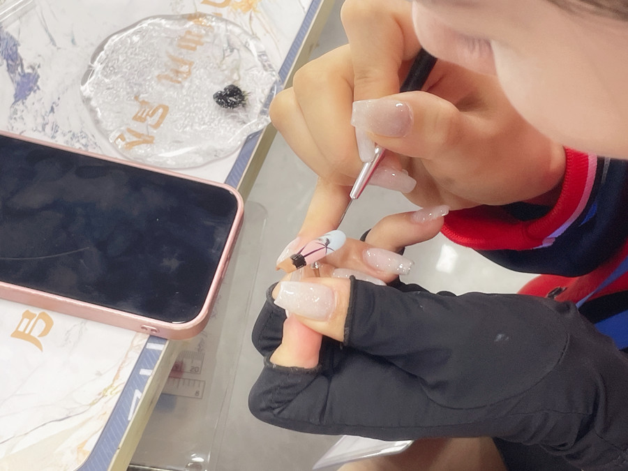 甲片的材質(zhì)和使用時(shí)間限制？南寧美甲進(jìn)修深造培訓(xùn)