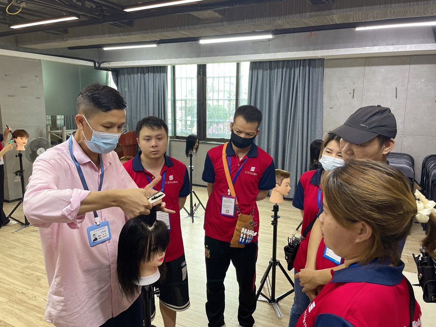 廣西美發(fā)剪發(fā)專業(yè)學校課堂實況花絮