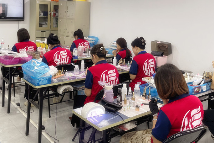 黑色系ins風(fēng)美甲，廣西美甲名?？钍浇榻B