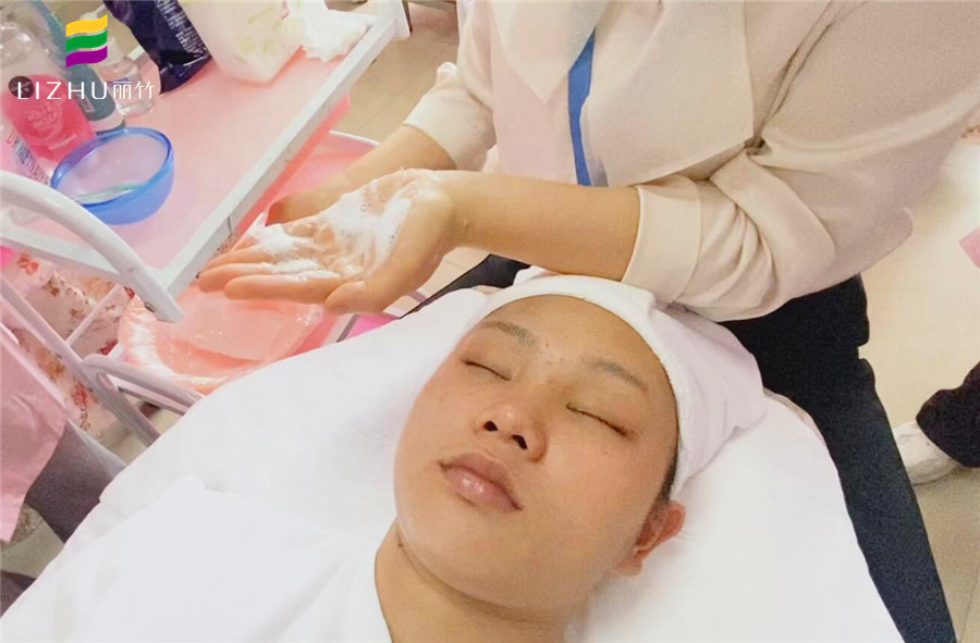 化妝前如何正確護(hù)膚？南寧化妝美容