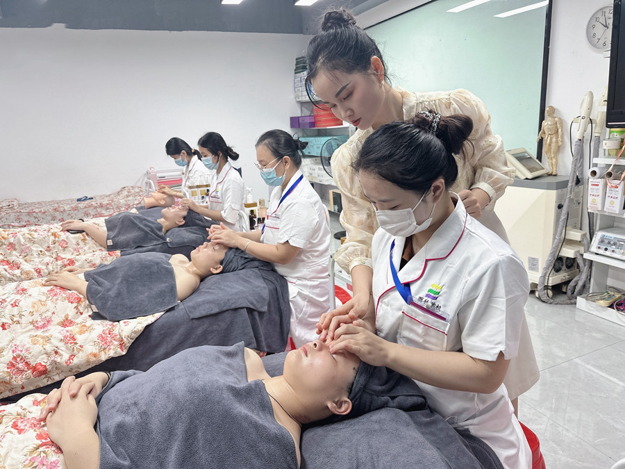 敏敏的肌膚怎么護(hù)理？廣西皮膚管理師教你