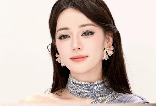 迪麗熱巴仿妝教程，和南寧彩妝高彩培訓班一起學