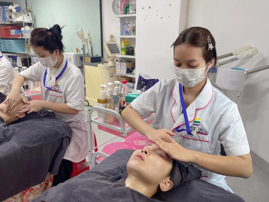 護(hù)膚三部曲有哪些項(xiàng)目？廣西學(xué)美容哪里便宜