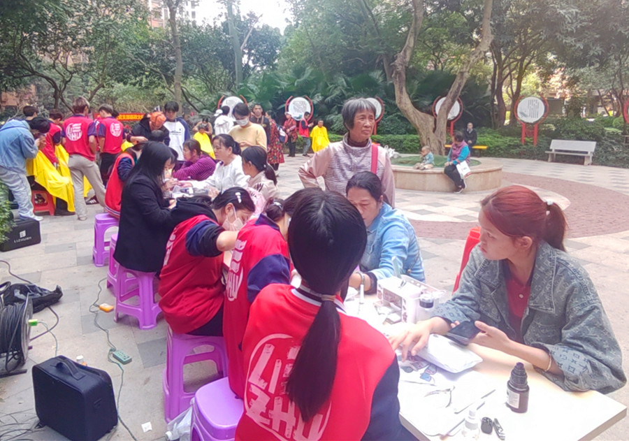 南寧美甲職業(yè)學(xué)校來到愛情海小區(qū)，為居民提供免費(fèi)美甲