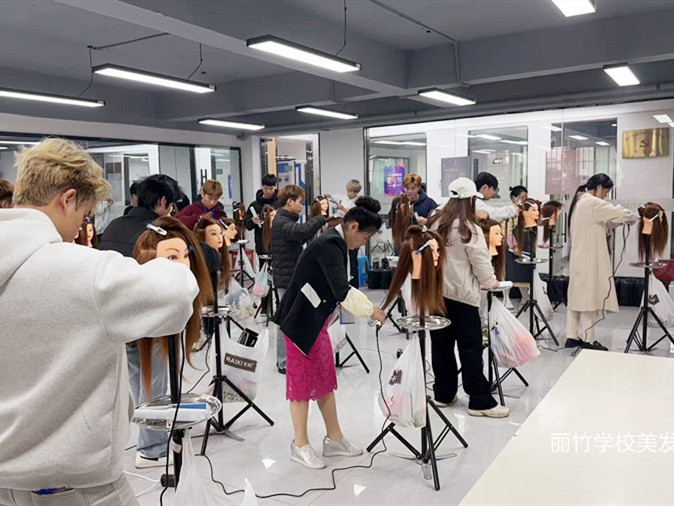 如何拉直發(fā)？南寧燙染培訓(xùn)零基礎(chǔ)