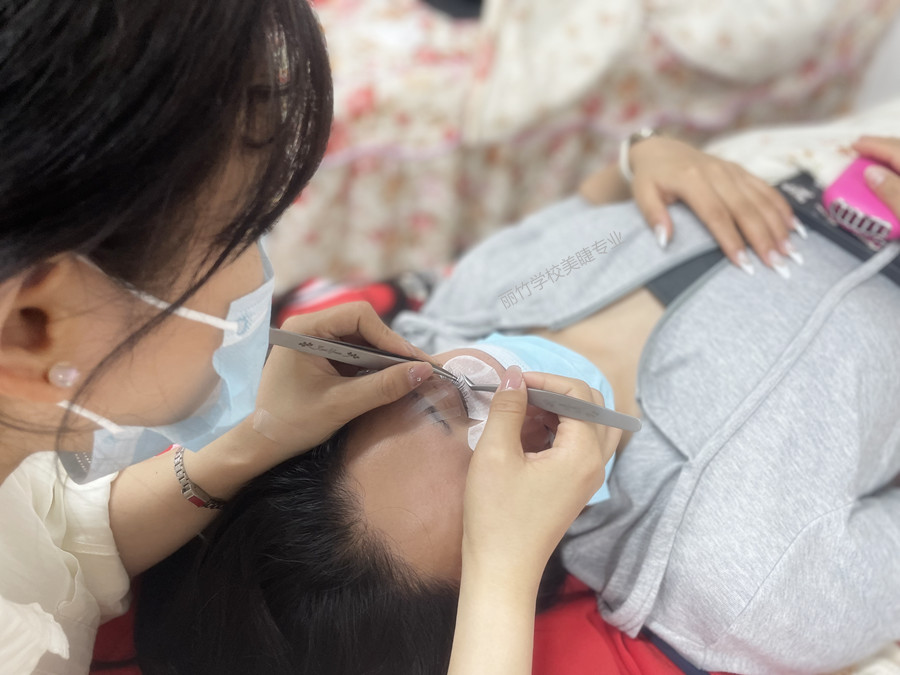 南寧美睫：不同經(jīng)驗的美睫師如何選擇膠水？