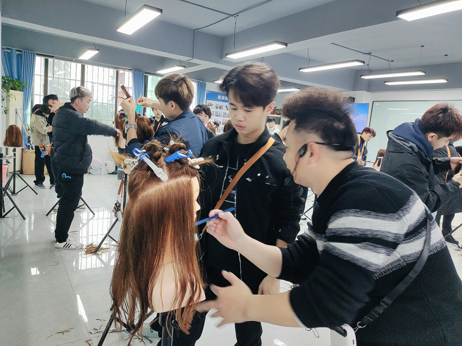 南寧剪女發(fā)哪里時(shí)尚？南寧哪里可以學(xué)剪女？