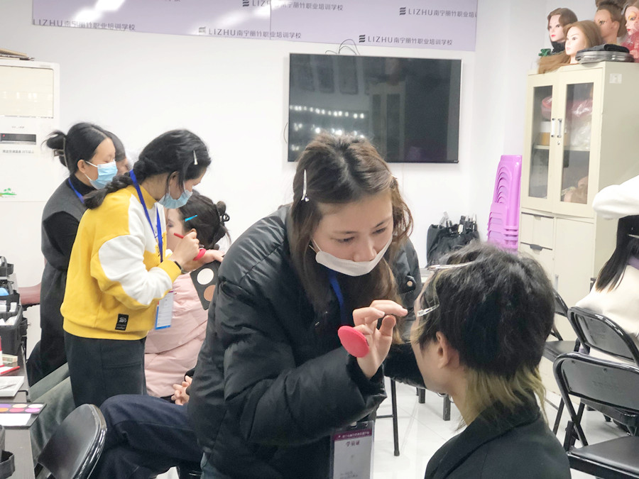 廣西化妝基礎短期：零基礎學化妝入門學什么？