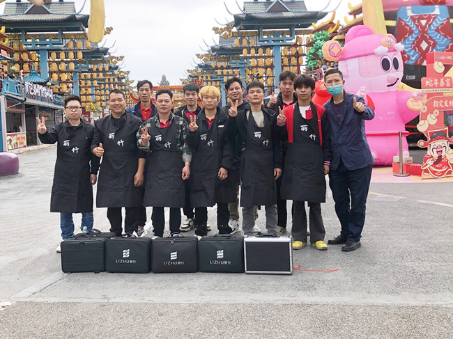 廣西美發(fā)職業(yè)學(xué)校“二月二剃龍頭”義剪活動(dòng)