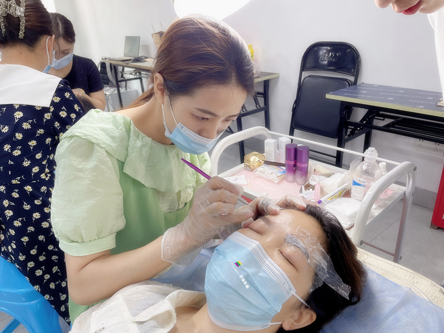 南寧教紋繡：如何掌握紋繡上色的時(shí)間？