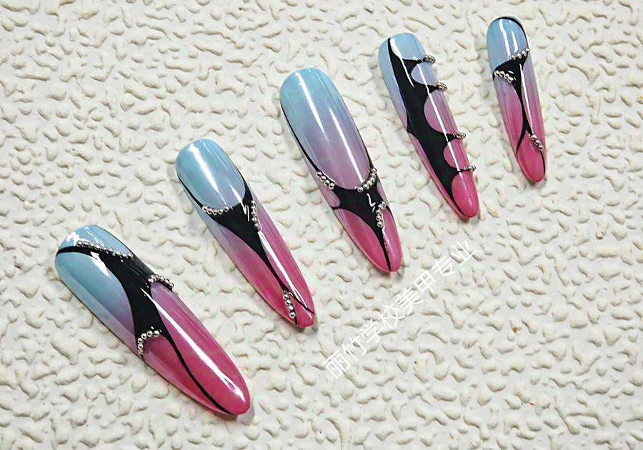  漸變線條美甲，廣西美甲學(xué)院實(shí)訓(xùn)作品