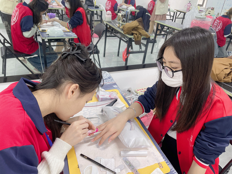 光療美甲進(jìn)氣泡怎么辦？南寧美甲課件講解