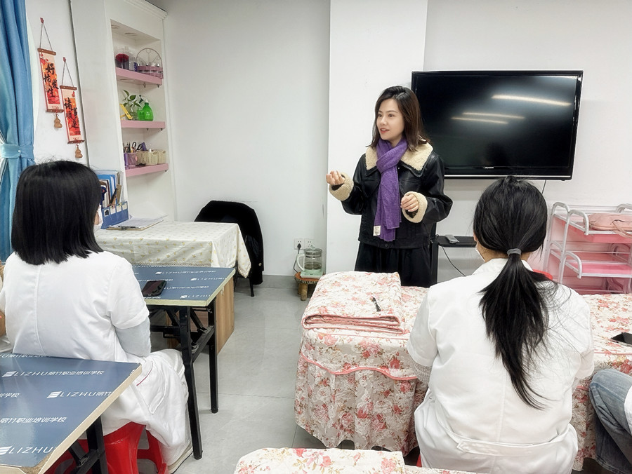 南寧美容師招聘，廣西南寧專業(yè)美容學(xué)校舉行就業(yè)宣講會