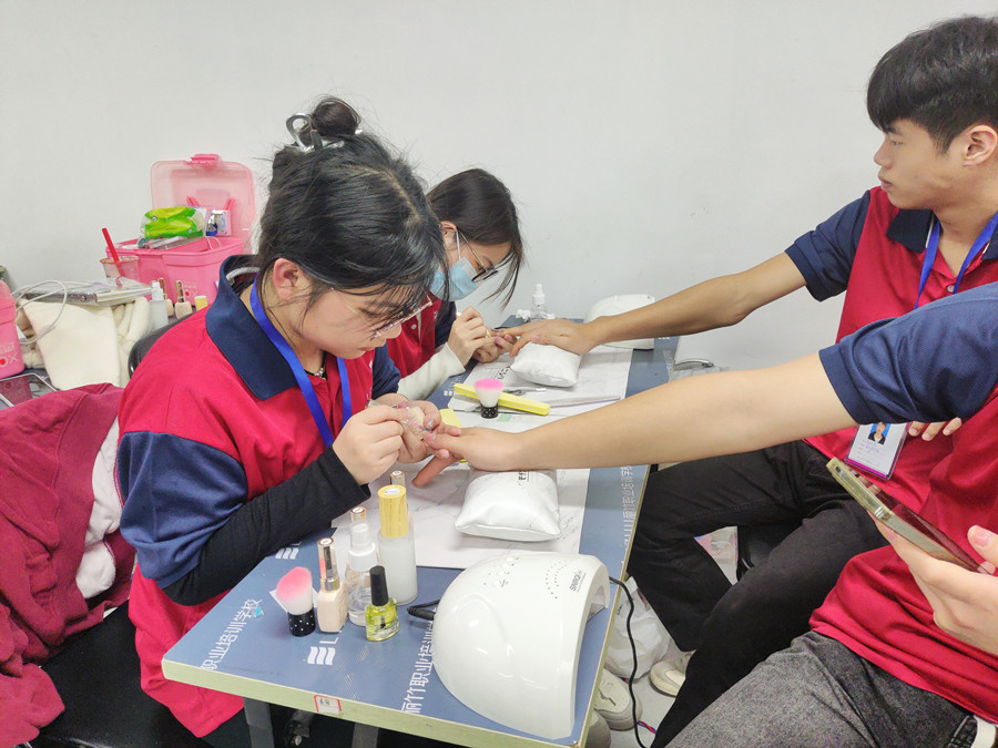 南寧學(xué)美甲的年齡限制？南寧學(xué)美甲去哪里？