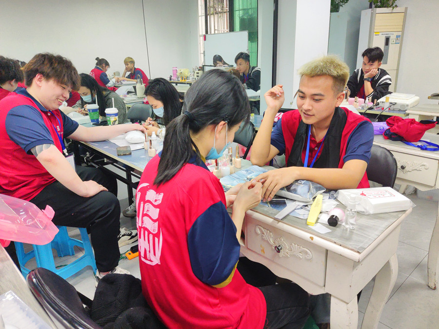 學美甲從零開始：男士美甲如何選擇？