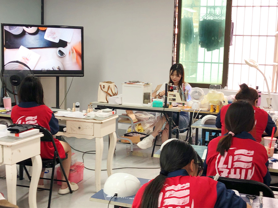 想在南寧學(xué)美甲技術(shù)，歡迎報(bào)讀麗竹學(xué)校