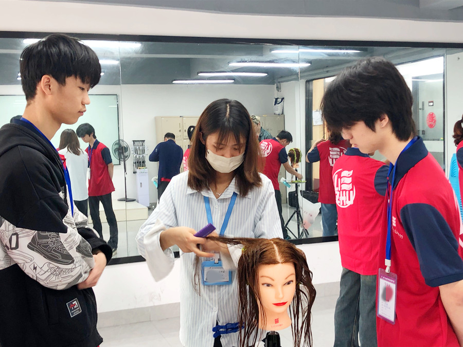 標(biāo)準(zhǔn)杠練習(xí)重點(diǎn)，南寧花式燙發(fā)學(xué)校解析