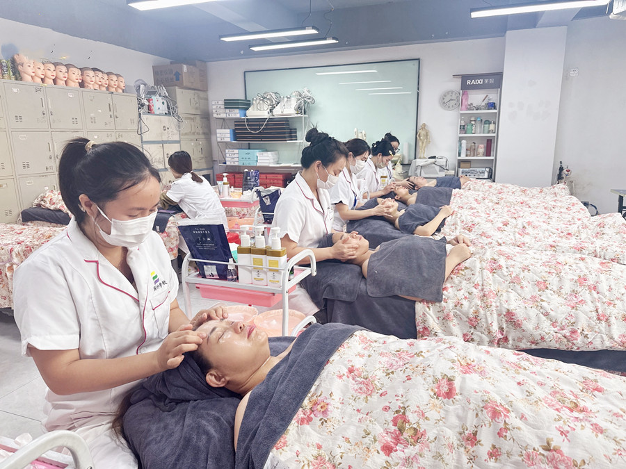 如何使用面霜進(jìn)行面部按摩？南寧教面部按摩