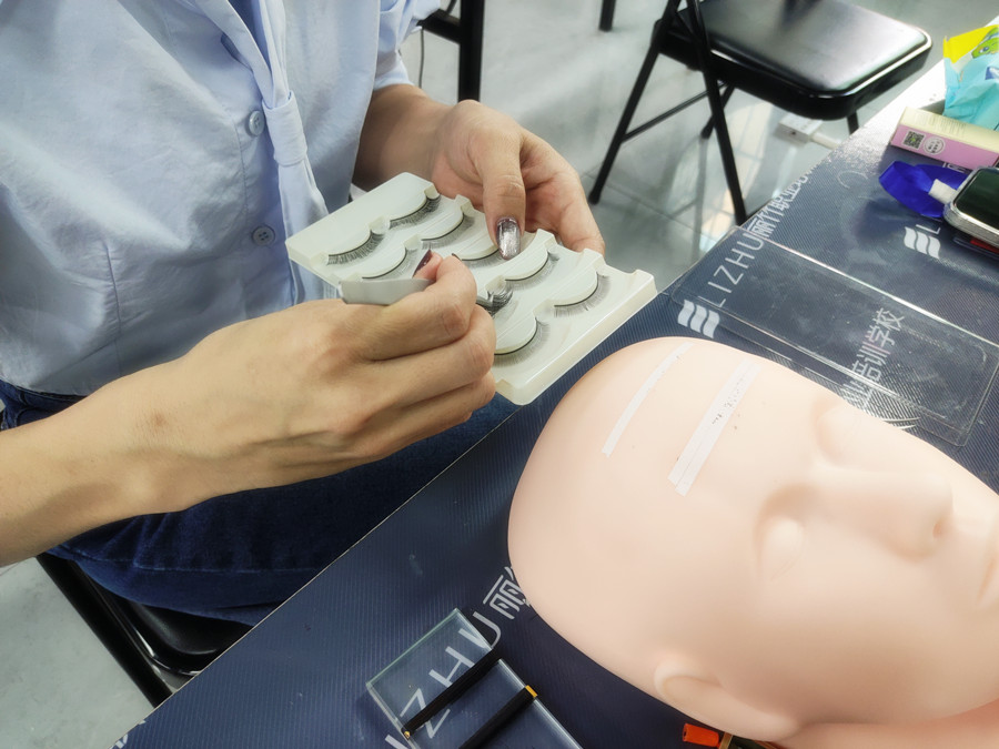 美睫單根嫁接教程，南寧美睫專業(yè)培訓