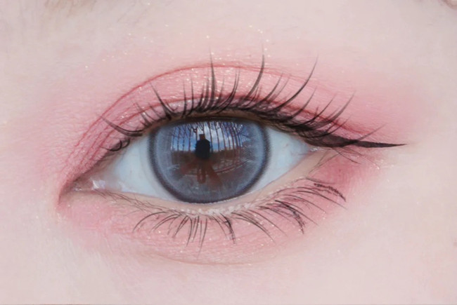 眼影平涂法重點解析，廣西化妝專業(yè)教學