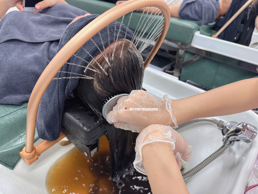 艾葉煮水洗頭好處？廣西頭療養(yǎng)發(fā)學(xué)校講解