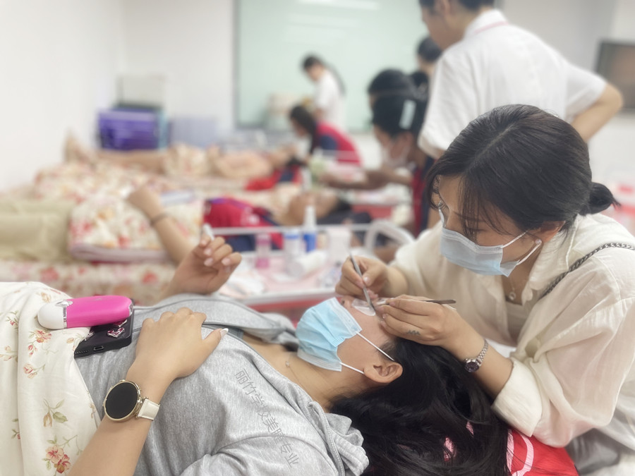嫁接美睫后如何修補？南寧美睫教學(xué)