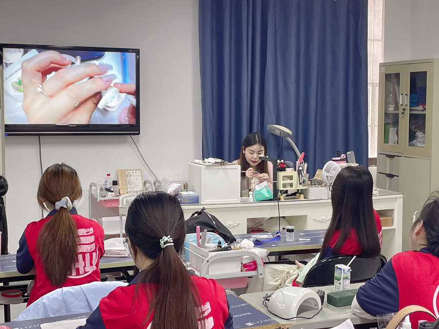 廣西學(xué)美甲有前途嗎？廣西美甲行業(yè)的前景如何？