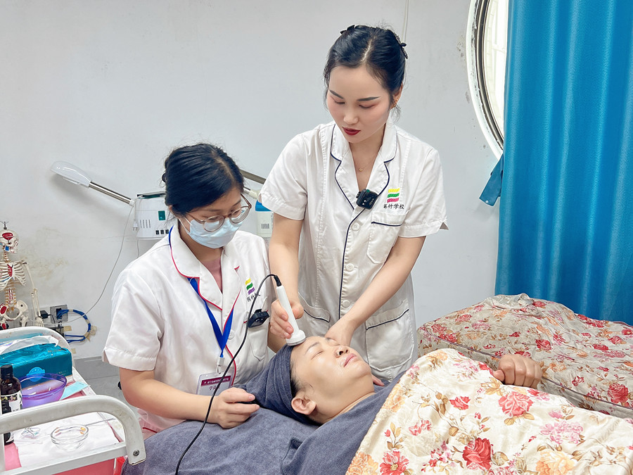 定期深層清潔面部肌膚的好處，廣西美容護(hù)膚學(xué)習(xí)