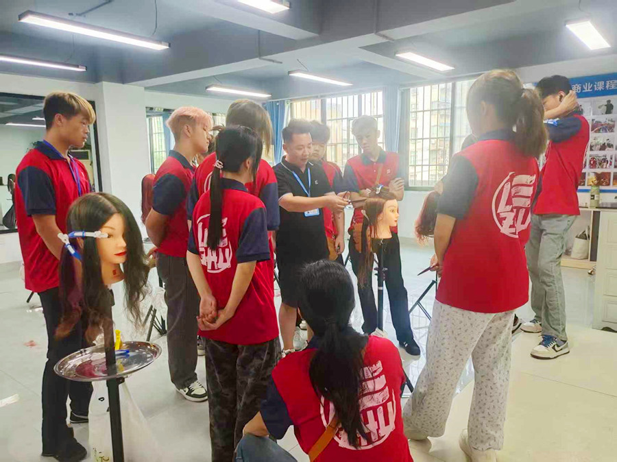 高層次鎖骨發(fā)的特點，0基礎(chǔ)學(xué)剪發(fā)