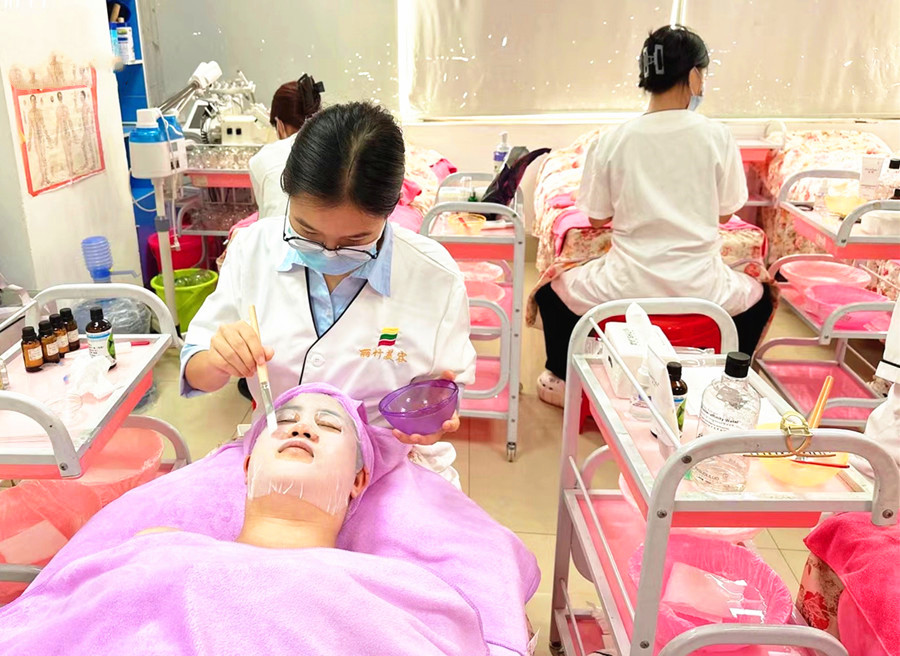 夏季補(bǔ)水的重要性，南寧美容護(hù)膚養(yǎng)顏學(xué)校分享