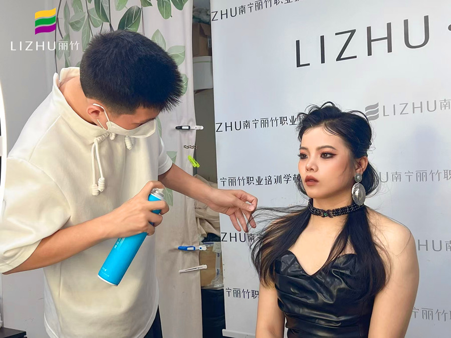 廣西彩妝造型訓(xùn)練：濕發(fā)造型特點