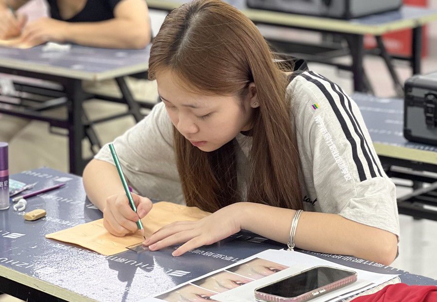 學(xué)紋繡0基礎(chǔ)：如何在仿皮上操作眉形