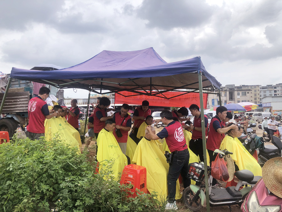 南寧美發(fā)男士精剪造型班外出義剪，大受歡迎