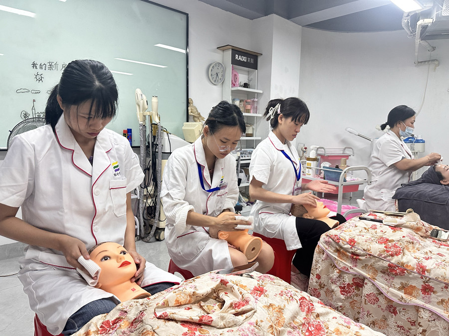 美容新手用假頭模練習(xí)的好處，學(xué)美容0基礎(chǔ)