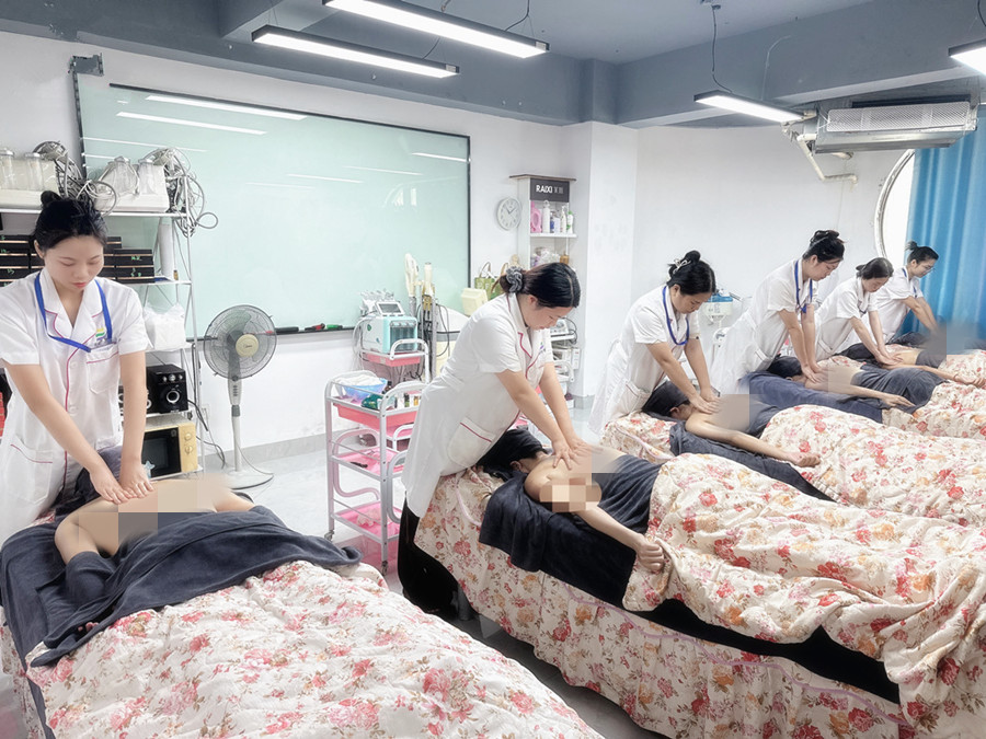 零基礎(chǔ)背部按摩實(shí)操課，廣西美容課堂隨拍