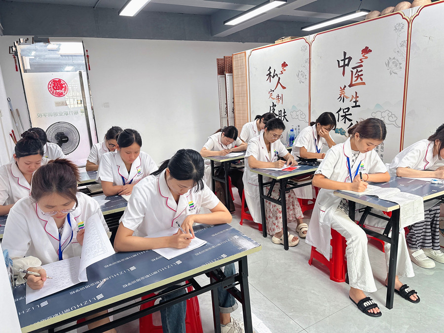 南寧美容課堂花絮：學(xué)習(xí)理論知識(shí)的美好時(shí)光