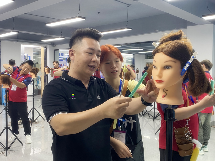 南寧美發(fā)女士精剪學員操作，南寧美發(fā)訓練