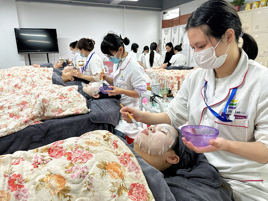 不同膚質(zhì)敷面膜的頻率，南寧護膚學校分享