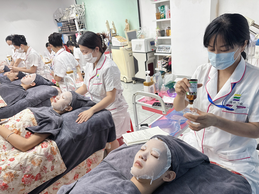 初秋面部補(bǔ)水護(hù)理，廣西皮膚管理操作講解