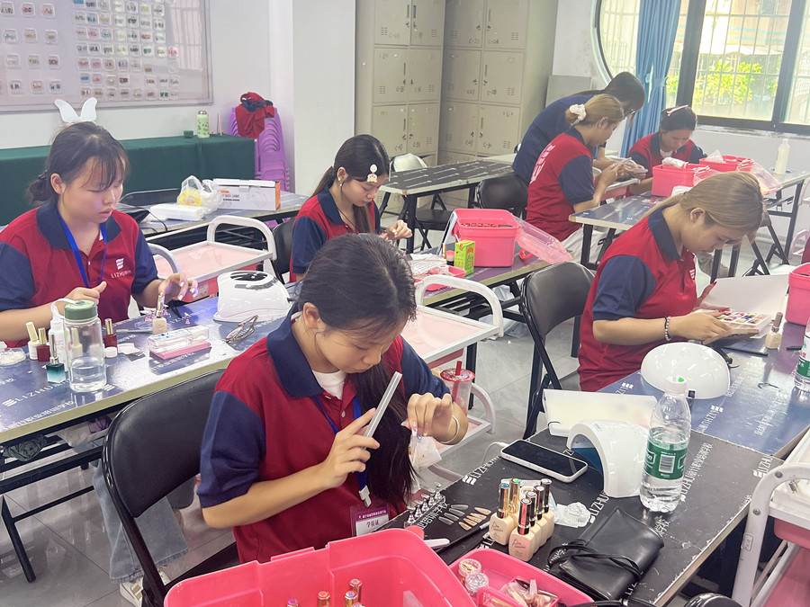 新手打磨甲片的技巧，南寧美甲訓(xùn)練