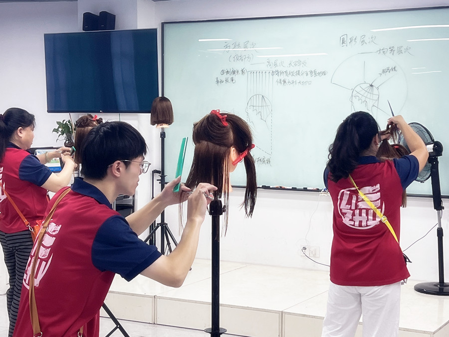 圓形層次修剪是什么？廣西美發(fā)造型學校為你解答