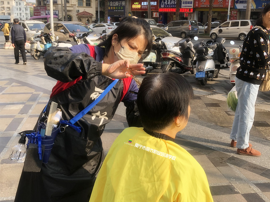 南寧剪發(fā)培訓(xùn)：新手如何挑選美發(fā)剪刀？