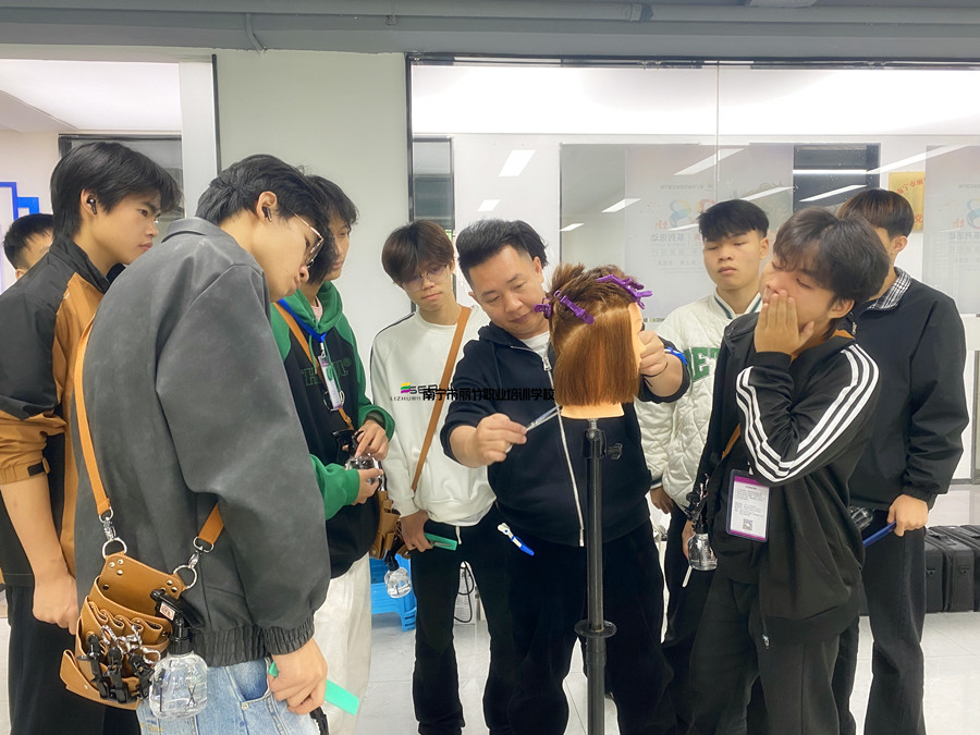 圓形層次修剪，廣西剪發(fā)技術(shù)學(xué)校