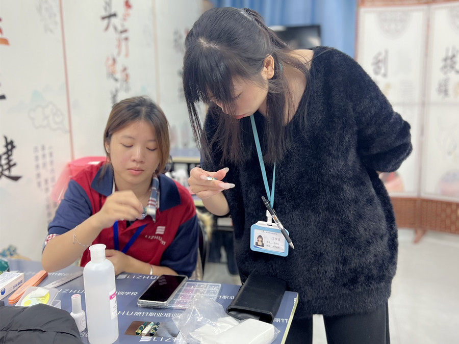 輕奢綠色貓眼美甲，南寧專業(yè)美甲學(xué)校學(xué)員作品