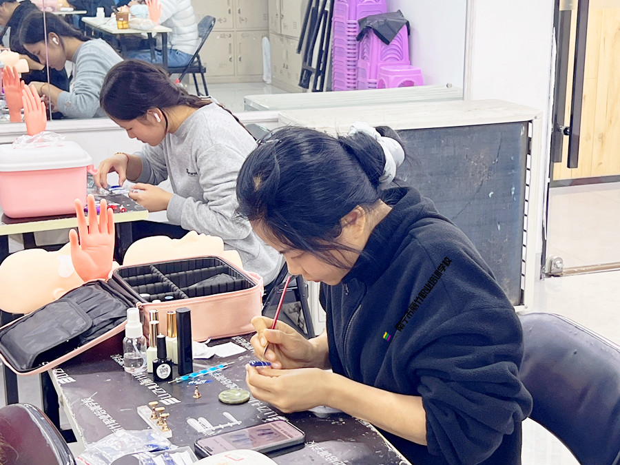 忙忙碌碌的廣西美甲設(shè)計學(xué)校課堂練習(xí)