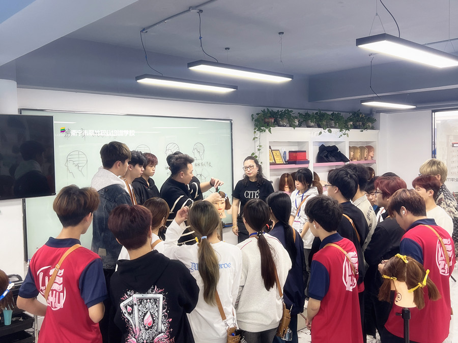 新手學(xué)女士精剪的誤區(qū)，南寧學(xué)發(fā)型